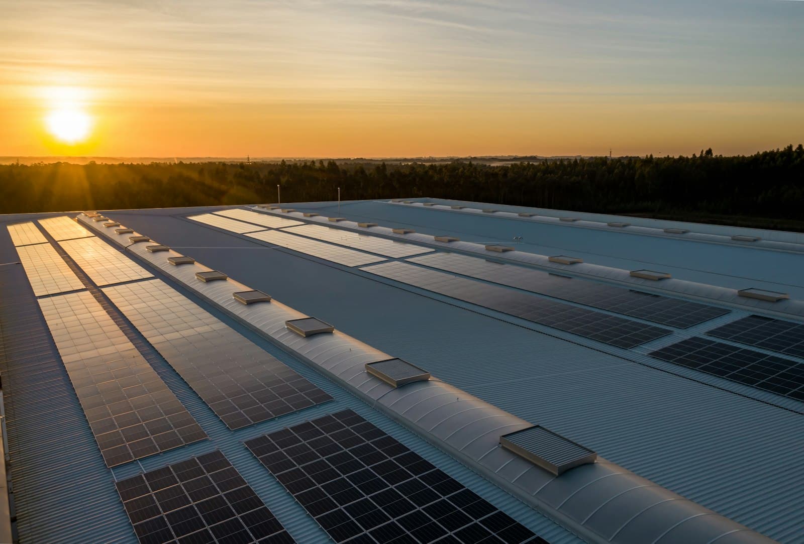 Impianto fotovoltaico su tetto industriale