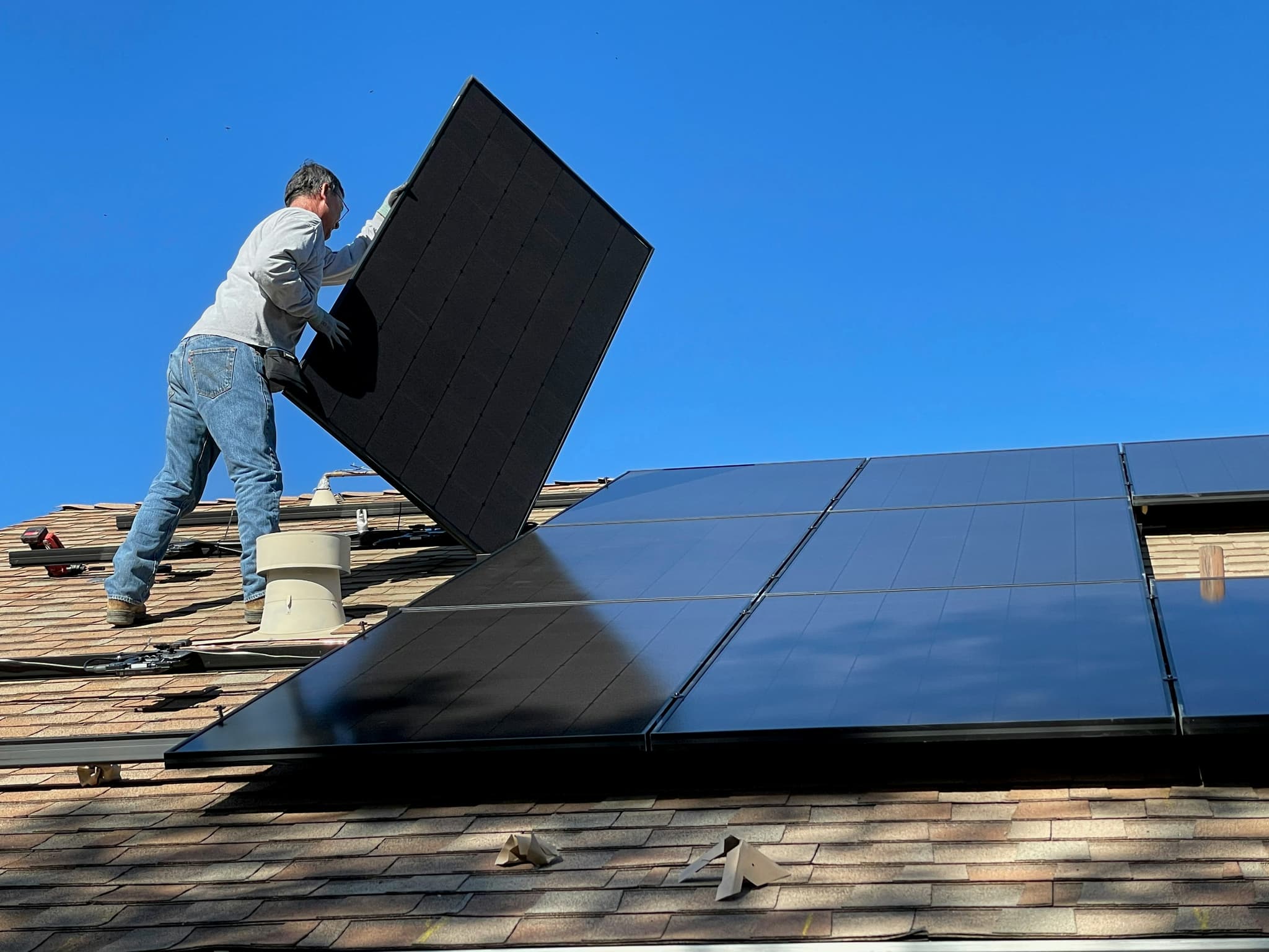 Tecnico in installazione pannelli fotovoltaici